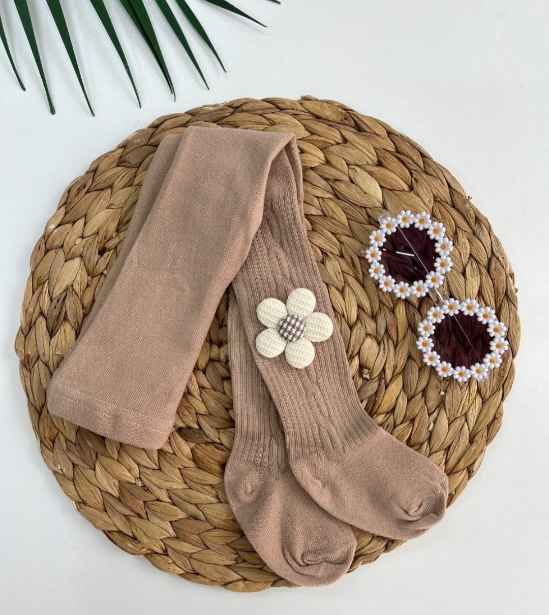 جوراب شلواری گل دار پایین گندمی و بالا راه راه سفید و نسکافه ای